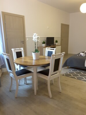 Apartment, 1 Bedroom, Kitchen, Ground Floor | In-room dining