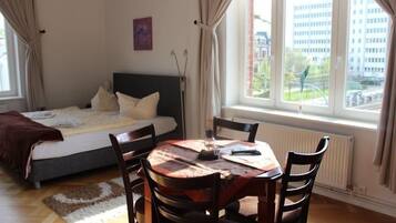 Eenvoudige vierpersoonskamer | Luxe beddengoed, pillowtop-bedden, individueel gemeubileerd