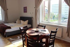 Basic Quadruple Room | Premium bedding, pillowtop beds, individually furnished, soundproofing - Stadtperle Rostock (Rostock)