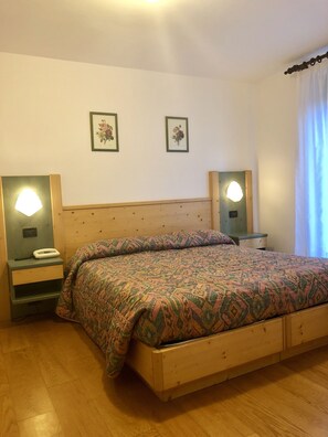 Dobbeltrom, fjellutsikt | Italienske Frette-laken, safe på rommet, skrivebord og wi-fi (inkludert)