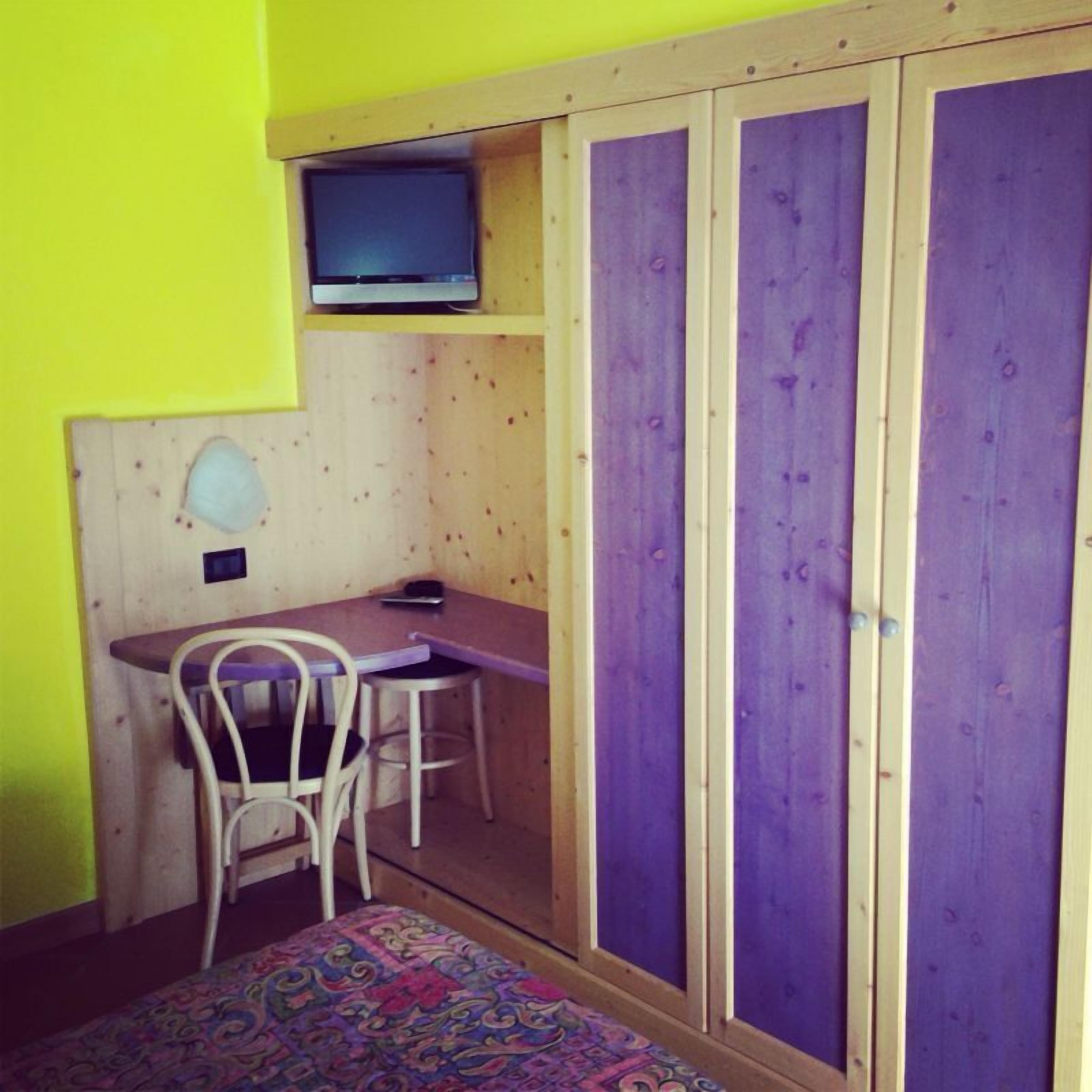 standard double room, 2 single beds, garden view | living area | flat-screen tv