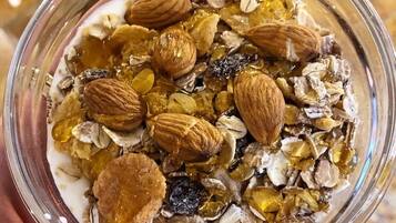 Un bol de granola aux amandes et aux fruits secs.