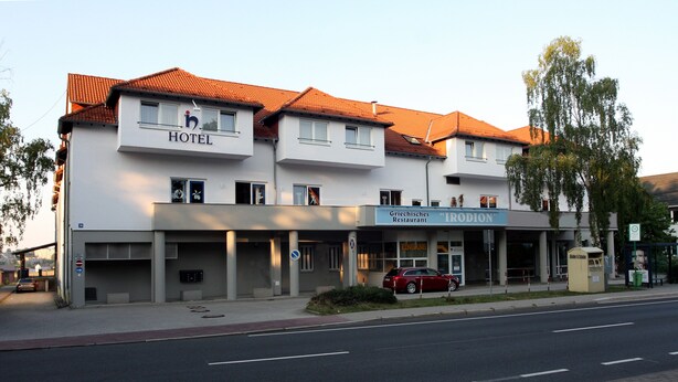 A hotel with a restaurant named "Irodion" on the ground floor. - Hotel Ilmenauer Hof (Ilmenau)