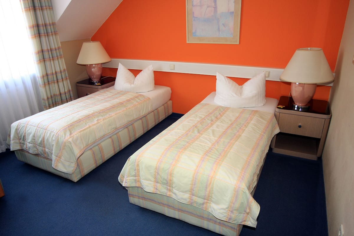 Twin kamer | Luxe beddengoed, Select Comfort-bedden, individueel gemeubileerd