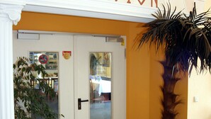 A hotel entrance with a sign reading "TRODION". - Hotel Ilmenauer Hof (Ilmenau)