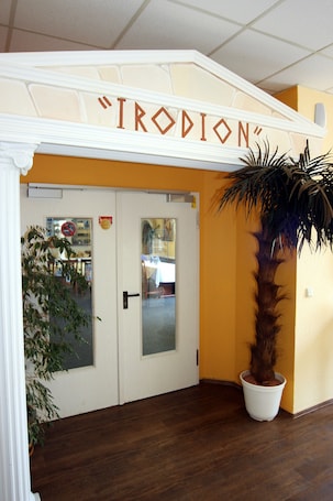 Se sirven almuerzos y cenas, restaurante con mesas al aire libre . Hotel Ilmenauer Hof