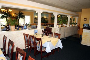 Déjeuner et dîner servis sur place, restauration en plein air 