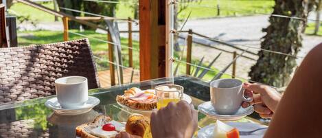 Se sirven desayunos, cenas y cocina italiana con vista al jardín