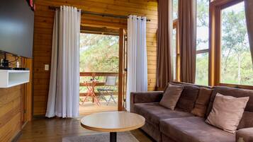 Loft exclusivo, banheira de imersão | Sala de estar | Smart TV 32 polegadas com canais digitais