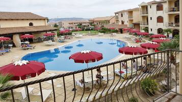 2 udendørs pools, liggestole