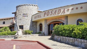 Property entrance - Club Esse Posada Beach Resort (Palau)