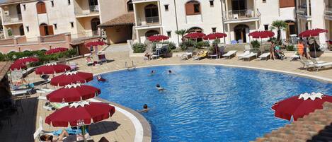 2 outdoor pools, pool loungers