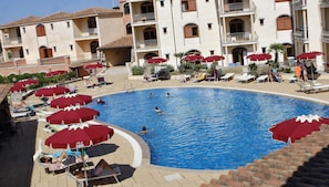 2 outdoor pools, sun loungers