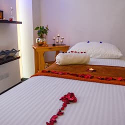 Couples treatment rooms, sauna, hot tub, Turkish bath, body treatments