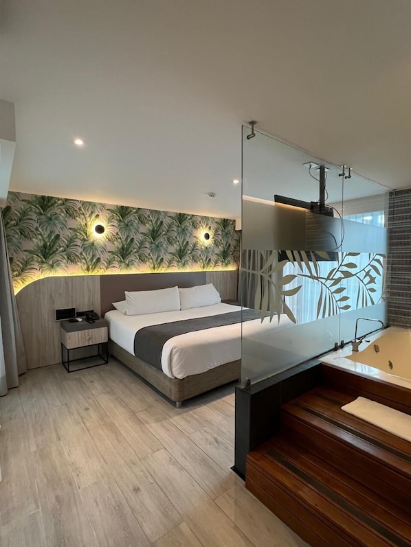 Deluxe Room | Living area | 32-inch LCD TV with cable channels, TV, video-game console - ZiOne Luxury Hotel Pereira (Pereira)