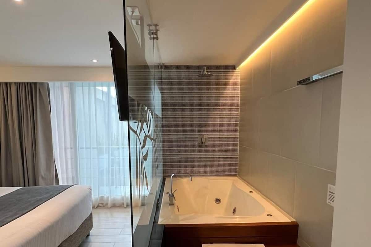 deluxe room | private spa tub