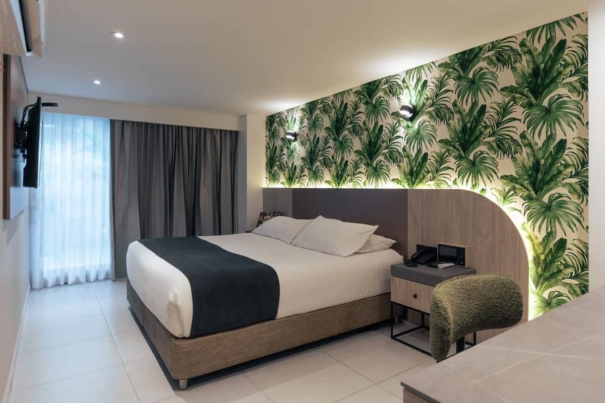 Luxe beddengoed, een minibar, een kluis op de kamer
