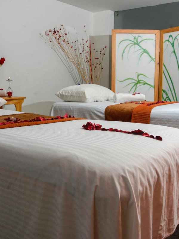 Couples treatment rooms, sauna, hot tub, Turkish bath, body treatments