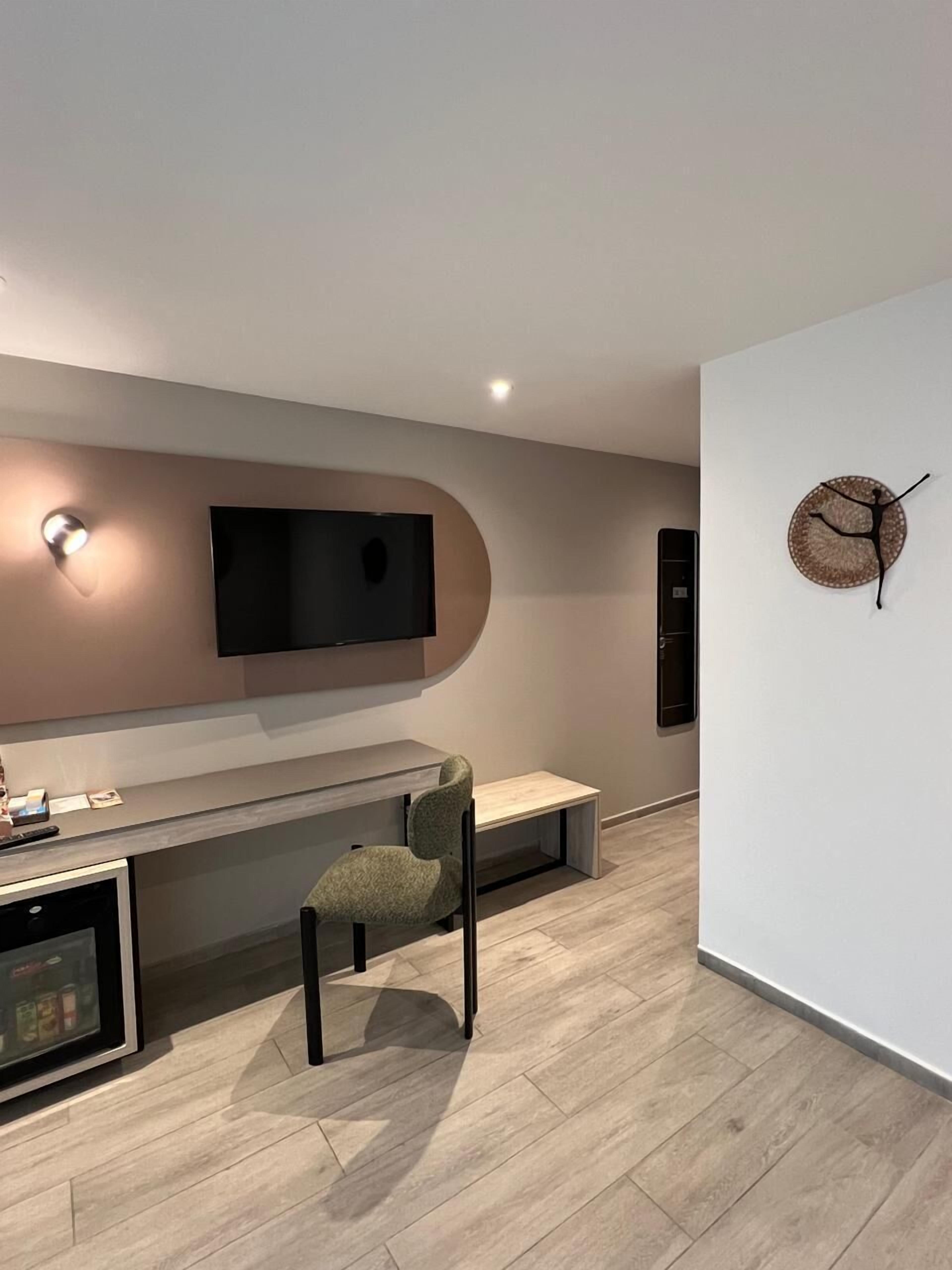 deluxe room | living area | 32-inch lcd tv with cable channels, tv, video game console