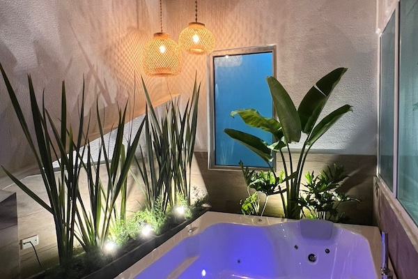 Deluxe Room | Private spa tub