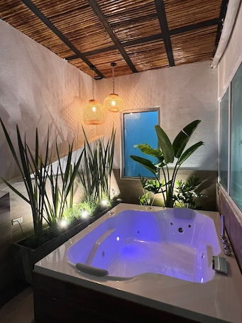 Bañera de hidromasaje privada. ZiOne Luxury Hotel Pereira