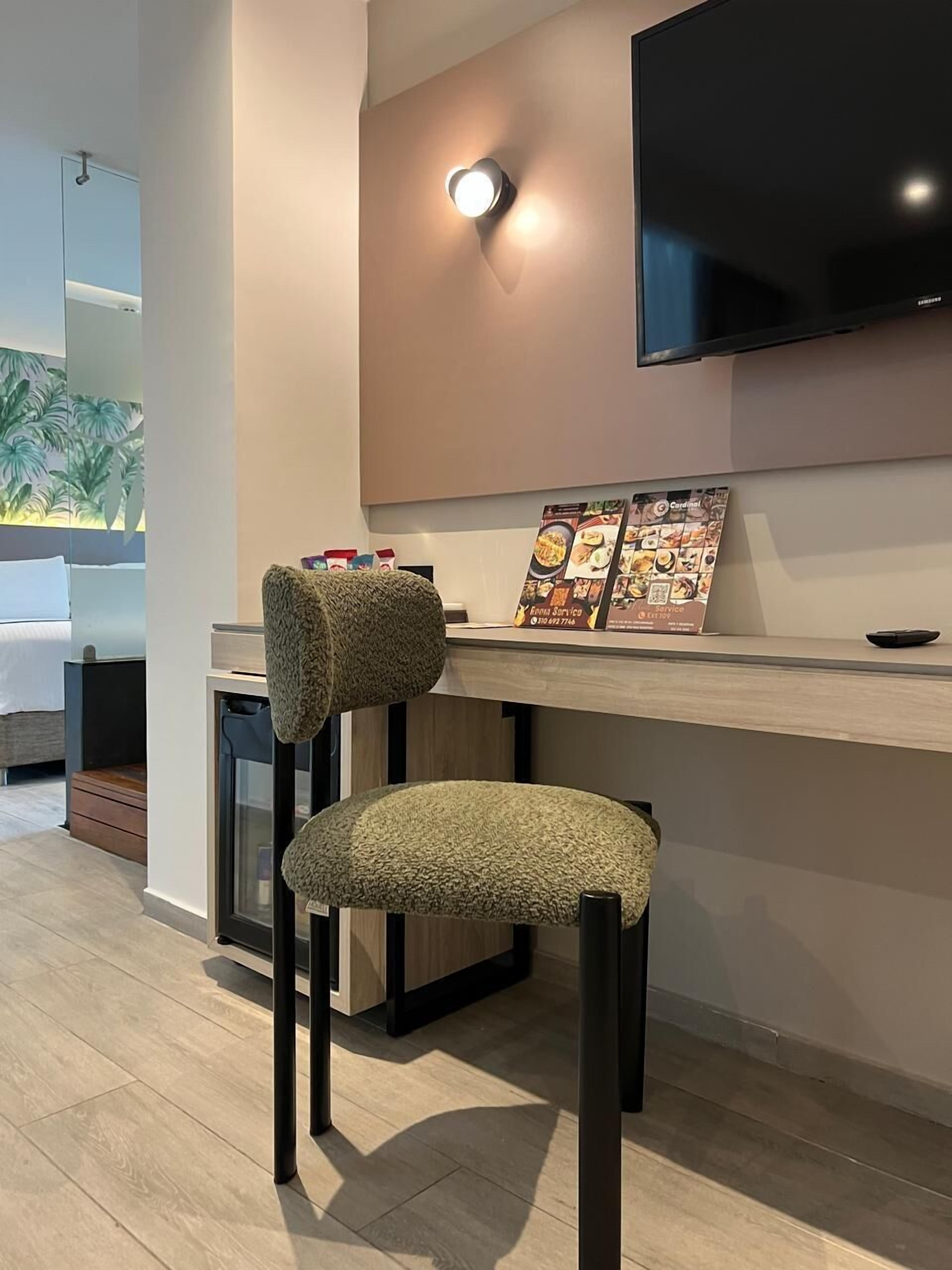 deluxe room | living area | 32-inch lcd tv with cable channels, tv, video game console