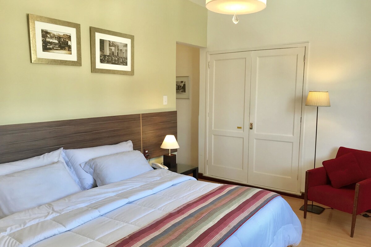 Minibar, cortinas blackout, wifi gratis y ropa de cama