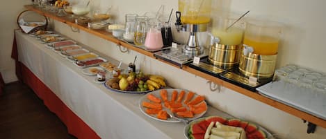 Un bufé con diferentes alimentos y bebidas.