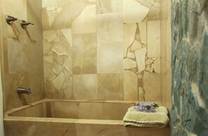 Standard Double Room | Tab mandi berendam