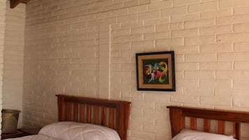 Kamar Triple Standar | Brankas, didekorasi berbeda-beda, meja kerja, dan tirai kedap cahaya