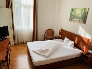Habitación individual Confort | Edredón, camas Select Comfort, muebles diferentes y escritorio