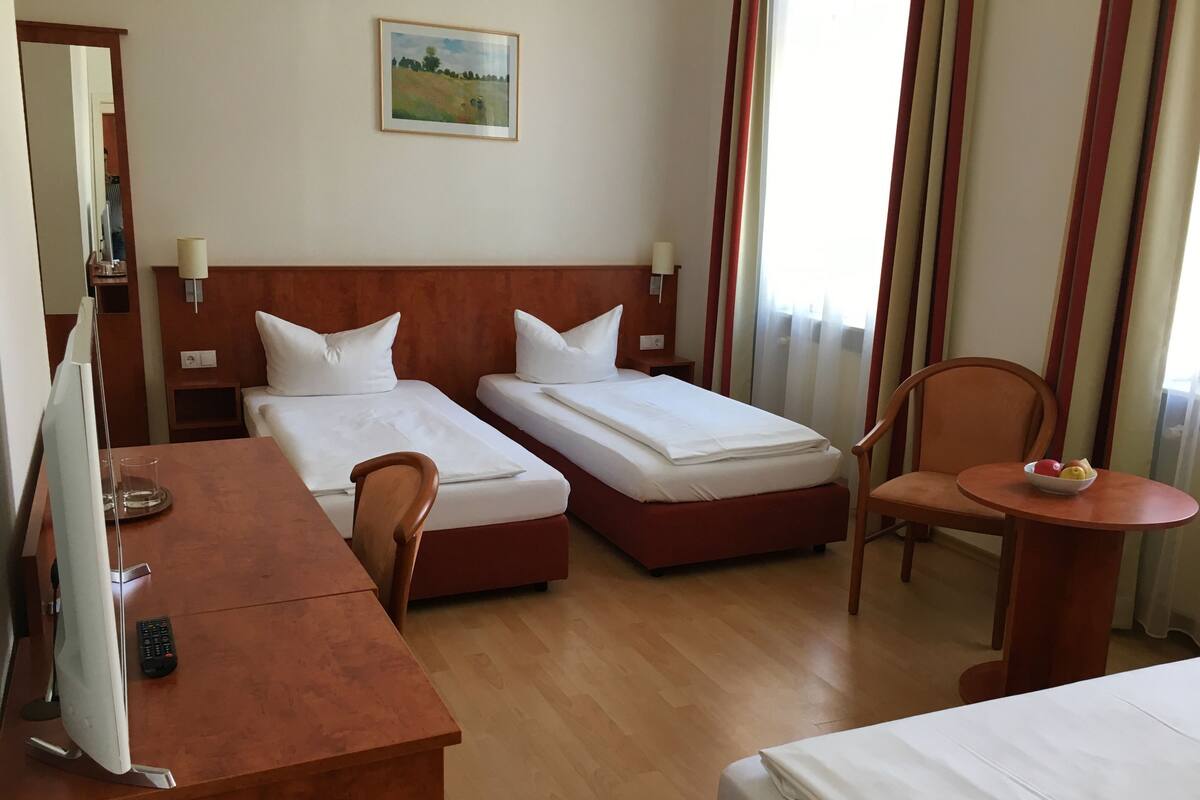 Kolmen hengen comfort-huone, 2 makuuhuonetta, tupakointi kielletty | Untuvapeitot, Select Comfort -patjalliset sängyt