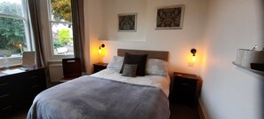 Phòng đôi Deluxe, có phòng tắm riêng | Bộ đồ giường cao cấp, bàn, bàn ủi/dụng cụ ủi quần áo 