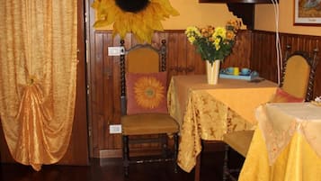 Breakfast, lunch, dinner served; Italian cuisine