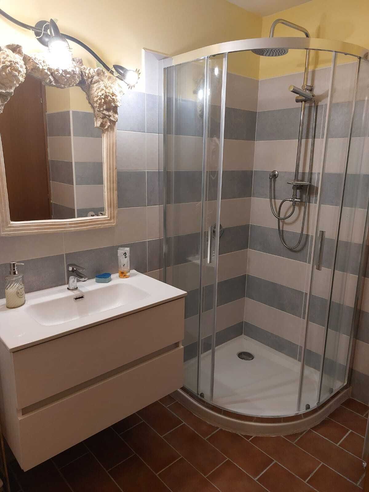 Standard Double or Twin Room, Private Bathroom | Bathroom | Shower, free toiletries, hair dryer, bidet