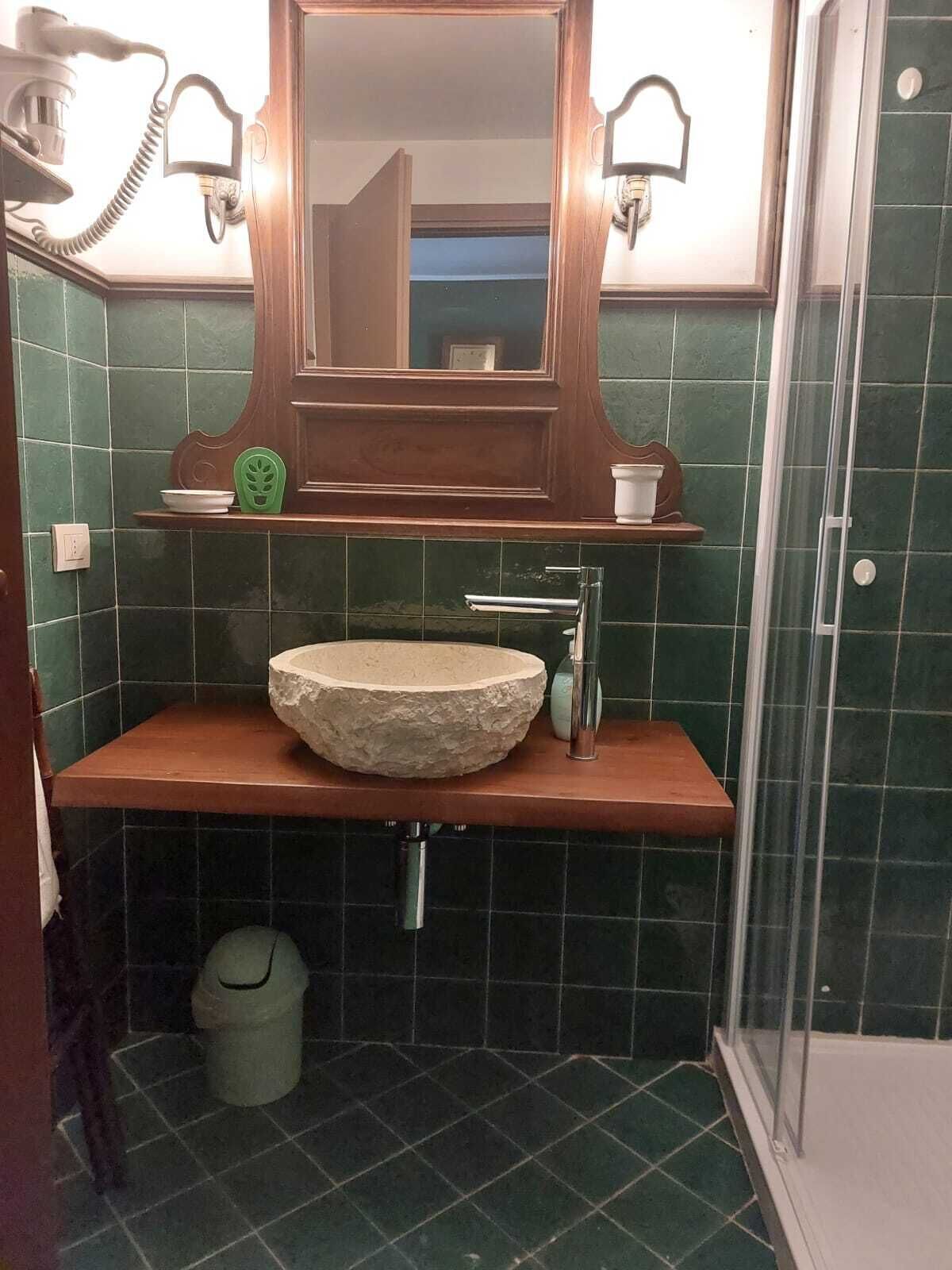 Standard Single Room, Private Bathroom | Bathroom | Shower, free toiletries, hair dryer, bidet