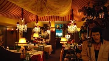 Breakfast, lunch, dinner served; Italian cuisine