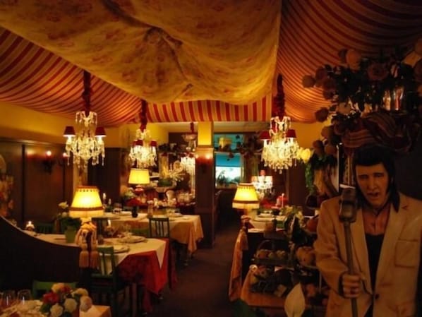 S'hi serveixen esmorzars, dinars, sopars i plats de cuina italiana
