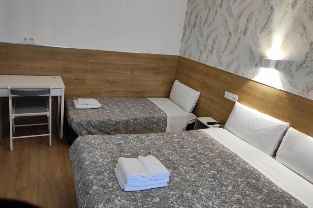 Eenvoudige driepersoonskamer | Een bureau, gratis wifi, beddengoed