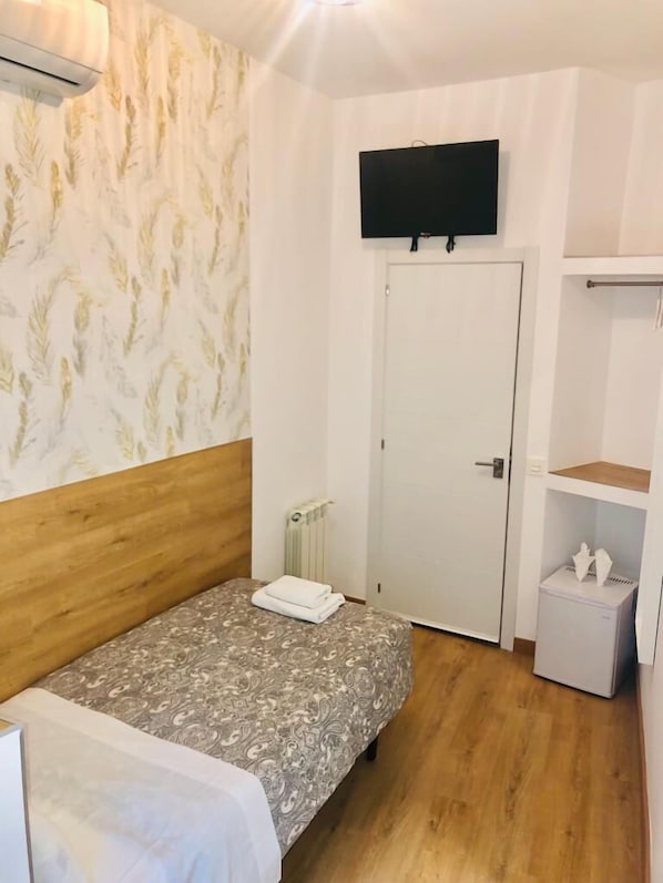 Basic Room | Meja, Wi-fi percuma, cadar katil