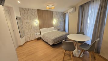 Basic Studio | Desk, free WiFi, bed sheets