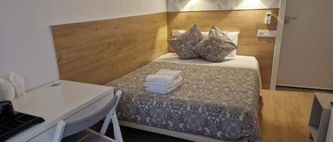 Habitación estándar doble, baño privado | Escritorio, wifi gratis, ropa de cama