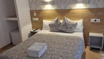 Economy Double Room, Private Bathroom | Bathroom | Free toiletries, hair dryer, towels