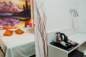 Standard Double Room, Private Bathroom | Coffee and/or coffee maker - Hostal Comercial (Madrid)