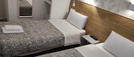 Escritorio, wifi gratis y ropa de cama