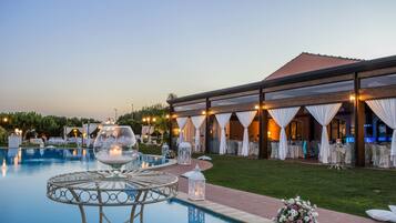 Seasonal outdoor pool, pool umbrellas, sun loungers