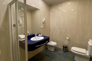 Artículos de tocador gratuitos, secador de pelo, bidet, toallas