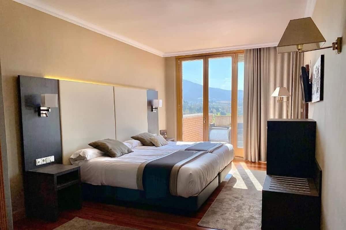 Superior kamer | Donzen dekbedden, bedden met traagschuimmatras, een minibar