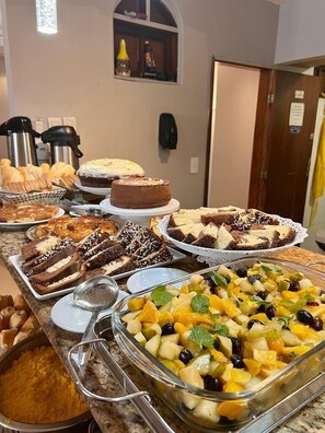 Breakfast buffet - HMG Suites Inn Budget Rio (Rio de Janeiro)