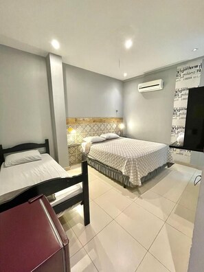 Habitación triple estándar, 1 habitación | Minibar, wifi gratis, ropa de cama